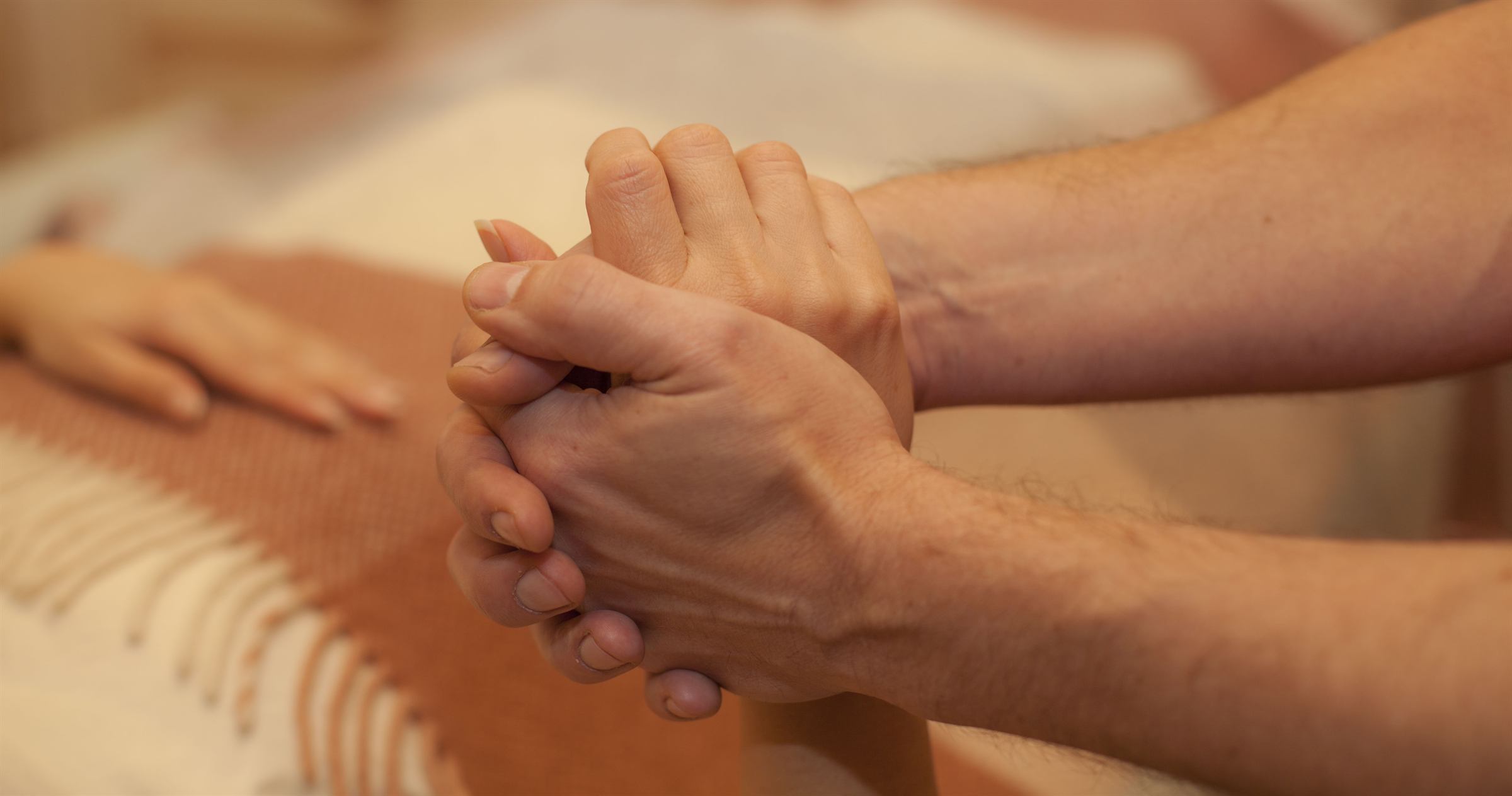Gehaltene Berührung bei der Körpertherapie